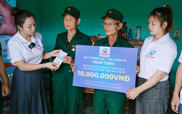 Hình ảnh minh họa một người đang đeo tai nghe và nói chuyện qua điện thoại